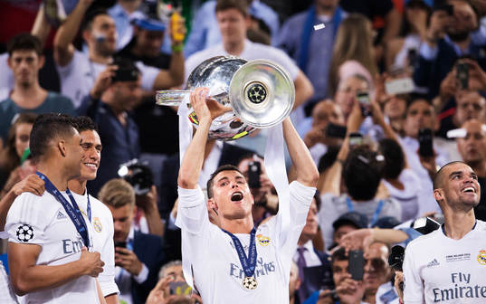 Real Madrids Cristiano Ronaldo höjer pokalen