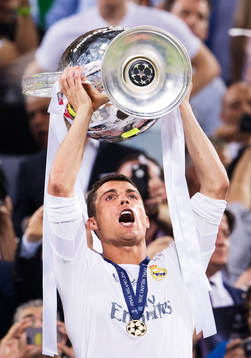 Real Madrids Cristiano Ronaldo höjer pokalen