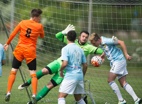 IFK Hässleholms målvakt Krenar Ejupi sekunden innan 1-0 i matchen i division 2 mellan Torn och IFK Hässleholm 28 maj  2016.