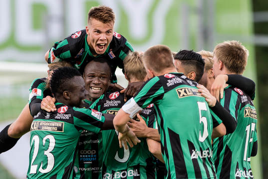 Varbergs spelare jublar efter 1-0 av Pär Asp