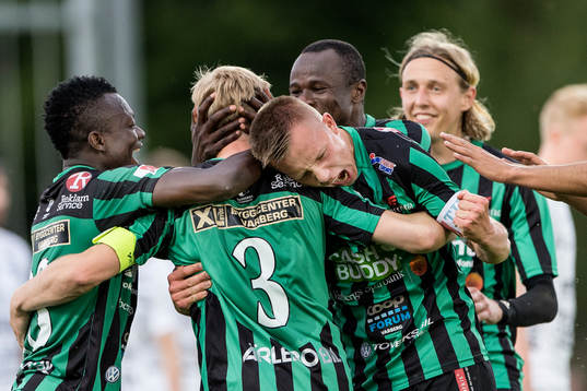 Varbergs Ivan Näsberg knyter näven och jublar efter att Pär Asp gjort 1-0
