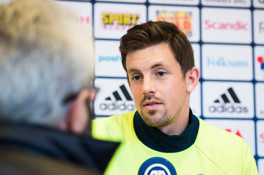 Johannes Hopf pratar med media i mixed zone