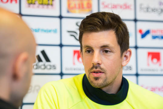 Johannes Hopf pratar med media i mixed zone