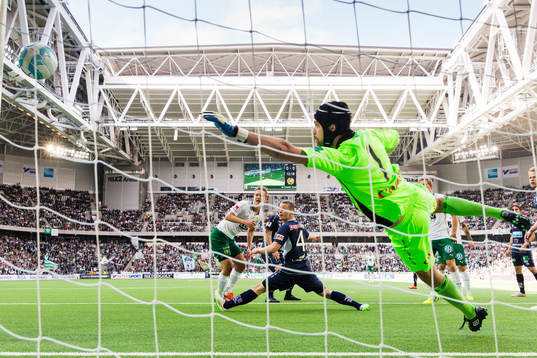 Hammarbys Erik Israelsson gör 1-0 för Hammarby förbi Gefles Anton Lans och målvakt Emil Hedvall