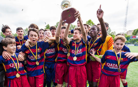 Barcelona spelare jublar med pokalen