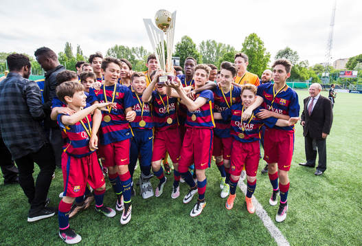 Barcelona spelare med pokalen