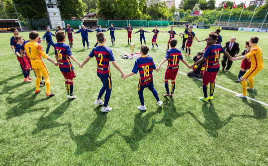Barcelonas spelare dansar i en ring runt pokalen