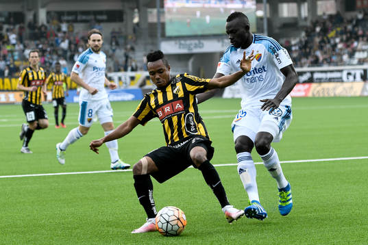 Häckens Nasiru Mohammed och Djurgårdens Omar Colley