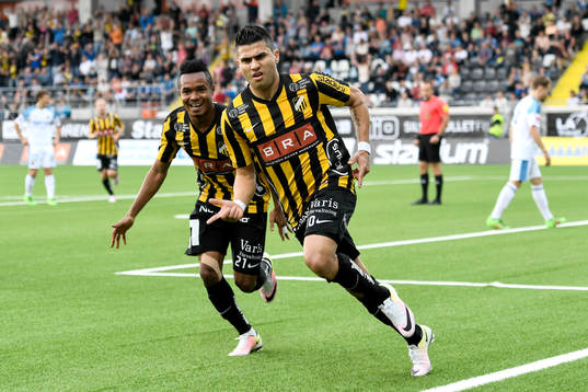 Häckens Nasiru Mohammed och Paulo de Oliveira jublar