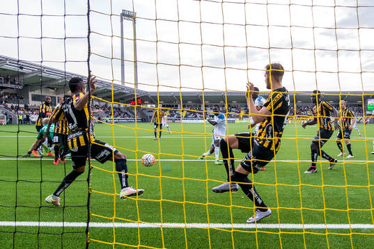 Häckens Nasiru Mohammed räddar ett skott från