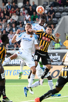 Djurgårdens Mathias Ranegie och Sam Johnson i nickduell