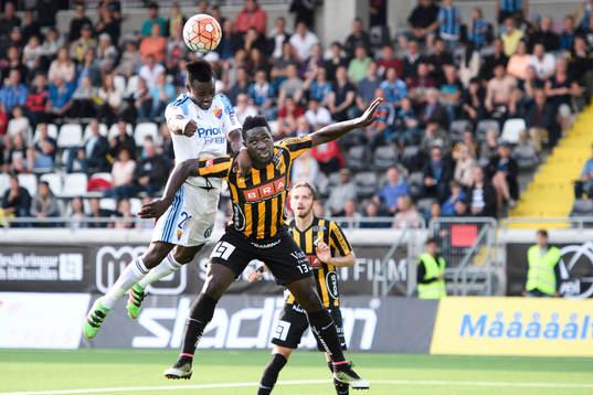 Djurgårdens Sam Johnson i nickduell med Häckens Baba