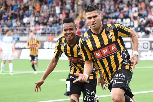 Häckens Nasiru Mohammed och Paulo de Oliveira jublar