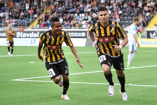 Häckens Nasiru Mohammed och Paulo de Oliveira jublar