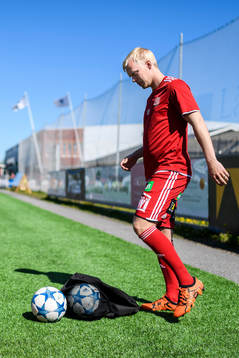 s Kristoffer Thydell går ut på planen för att värma upp