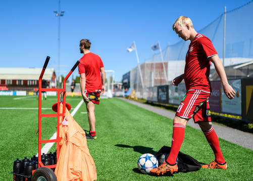 s Kristoffer Thydell går ut på planen för att värma upp