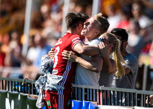 s James Burgin jublar tillsammans med skadade Henrik Millbert efter sitt 2-1 mål under fotbollsmatchen i division 1 norra mellan Piteå och Brage den 29 maj 2016 i Piteå.