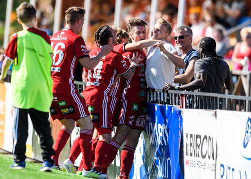 s James Burgin jublar tillsammans med skadade Henrik Millbert efter sitt 2-1 mål under fotbollsmatchen i division 1 norra mellan Piteå och Brage den 29 maj 2016 i Piteå.