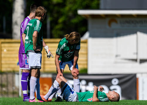s Carlos Garcia Ambrosiani ligger skadad på planen