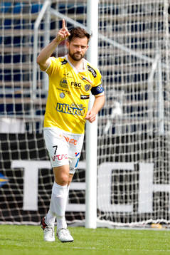 Falkenbergs David Svensson jublar efter 1-0