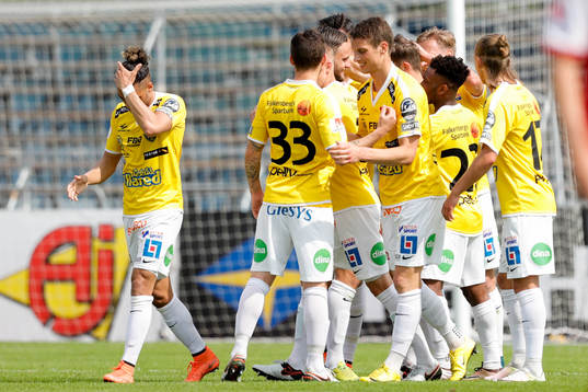Falkenbergs David Svensson jublar efter 1-0