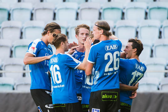 Halmstads Fredrik Liverstam, Rebin Asaad, Andreas Bengtsson, Alexander Berntsson, Sead Haksabanovic och Antonio Rojas jublar med målskytten till 0-1 Alexander Ruud Tveter
