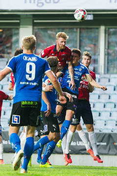 Örgrytes Fredrik Björck med en nick i slutskedet av matchen
