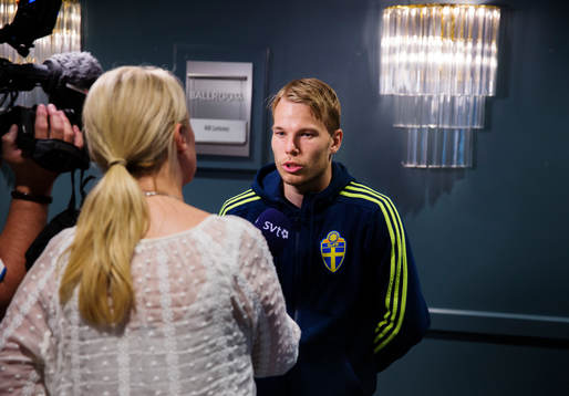 Svenska fotbollslandslagets Oscar Lewicki blir intervjuad av media