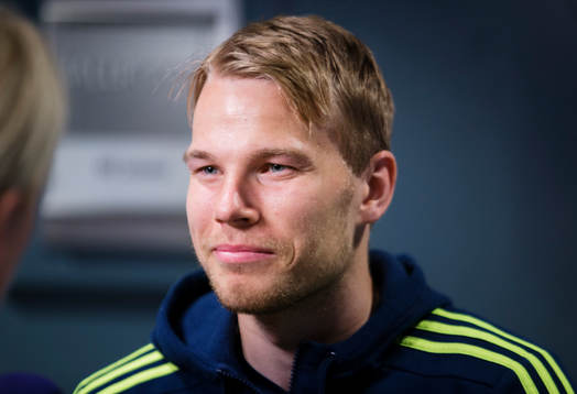 Svenska fotbollslandslagets Oscar Lewicki blir intervjuad av media