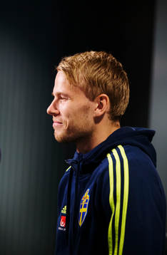 Svenska fotbollslandslagets Oscar Lewicki blir intervjuad av media