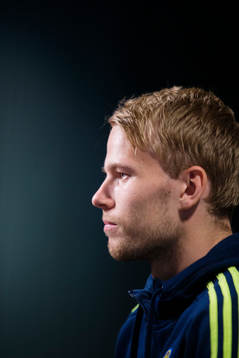 Svenska fotbollslandslagets Oscar Lewicki blir intervjuad av media
