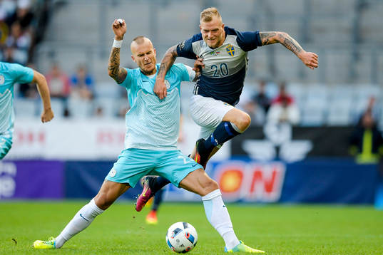 Sveriges John Guidetti  och Sloveniens Aljaz Struna 