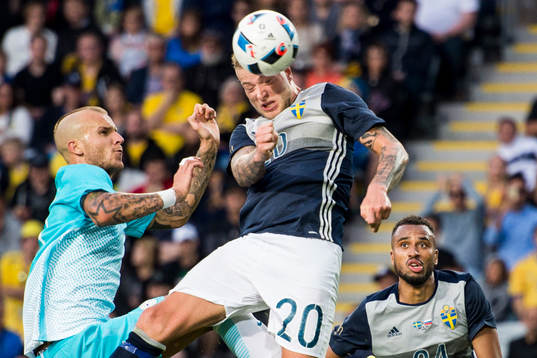 Sveriges John Guidetti med nickchans i kamp med Sloveniens Aljaz Struna