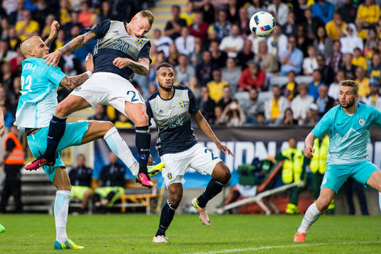 Sveriges John Guidetti med nickchans i kamp med Sloveniens Aljaz Struna