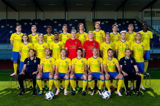  Arber Zeneli, Adam Lundqvist, Tesfaldet Tekie, David Moberg Karlsson, Kristoffer Olsson, Anton Jönsson Salétros, Jesper Manns, Jordan Larsson, Pa Konate. Mellersta raden fr vänster: Pawel Cibicki, Joakim Nilsson, Noah Sonko Sundberg, målvakt Jesper Johansson , målvakt Tim Erlandsson , Emil Krafth, Samuel Gustafson, Linus Wahlqvist.Främre fr v: förbundskapten Håkan Ericson, Sebastian Starke Hedlund, Alexander Fransson, Melker Hallberg, Gustav Engvall, Muamer Tanković, assisterande förbundskapten Andreas Pettersson.