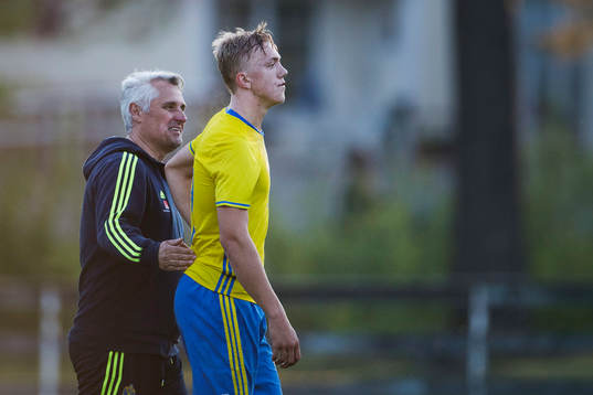 Sveriges förbundskapten Claes Eriksson pratar med Isac