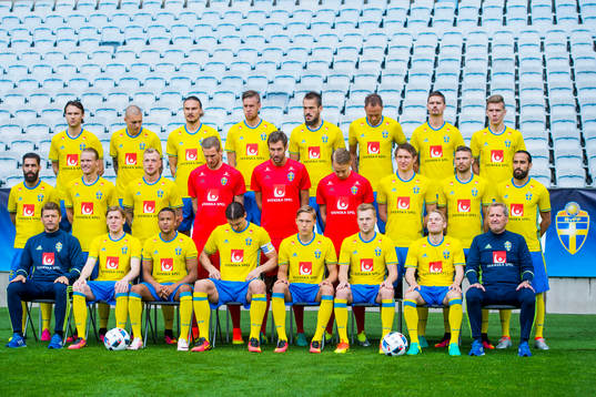  Albin Ekdal, Victor Nilsson Lindelöf, Erik Johansson, Pontus Jansson, Emir Kujovic, Andreas Granqvist, Mikael Lustig och Pontus Wernbloom. Mellersta raden från vänster: Jimmy Durmaz, Oscar Hiljemark, John Guidetti, Robin Olsen, Andreas Isaksson, Patrik Carlgren, Kim Källström, Marcus Berg och Erkan Zengin. Nedre raden från vänster: Players manager Marcus Allbäck, Emil Forsberg, Martin Olsson, Zlatan Ibrahimovic, Ludwig Augustinsson, Sebastian Larsson, Oscar Lewicki och förbundskapten Erik Hamrén under en fotografering med Svenska fotbollslandslaget den 31 maj 2016 i Malmö.