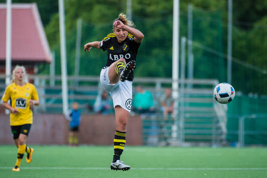 s Kristine Mangasaryan under fotbollsmatchen i Elitettan mellan AIK och Älta den 3 juni 2016 i Stockholm.