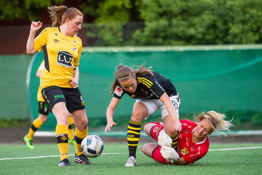 s Emma Engström i en kamp mot Ältas Louise Lundgren och målvakt Petra Kumin under fotbollsmatchen i Elitettan mellan AIK och Älta den 3 juni 2016 i Stockholm.