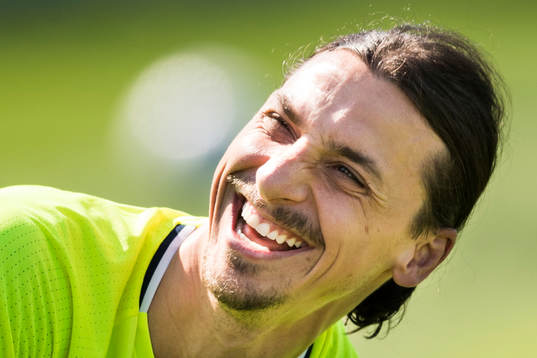 Zlatan Ibrahimovic skrattar