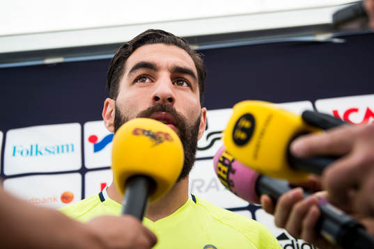 Jimmy Durmaz pratar med media i mixed zone