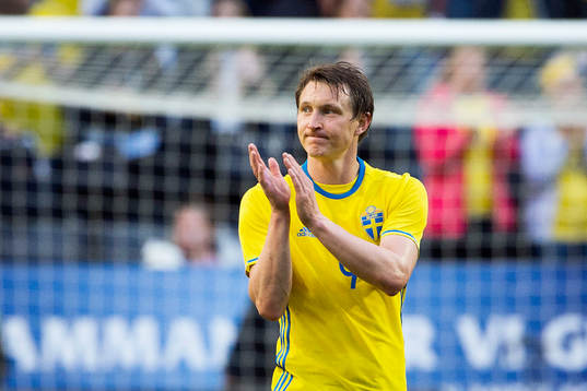 Sveriges Kim Källström tackar publiken
