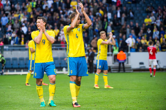 Sveriges Kim Källström, Andreas Granqvist och Sebastian Larsson tackar publiken