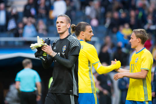 Sveriges målvakt Robin Olsen tackar publiken och  Ludwig Augustinsson och Erik Johansson tackar varandra 