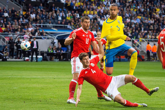 Sveriges Erik Johansson och Wales Sam Vokes och Ben Davies