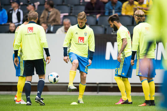 Sveriges Pontus Wernbloom, Jimmy Durmaz, Oscar Hiljemark och Erkan Zengin värmer upp