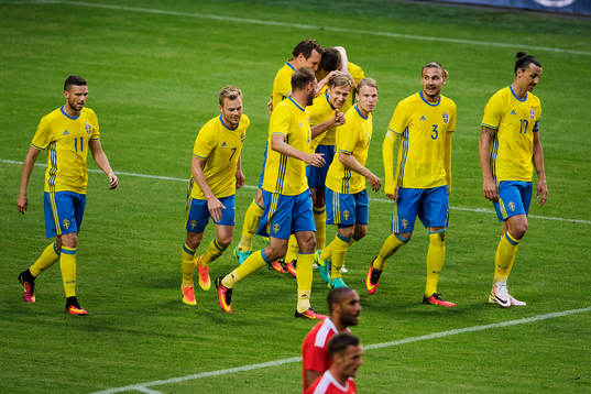 Sveriges Marcus Berg, Sebastian Larsson, Andreas Granqvist, Kim Källström, Mikael Lustig, Emil Forsberg, Oscar Lewicki, Erik Johansson och Zlatan Ibrahimovic jublar efter 2-0