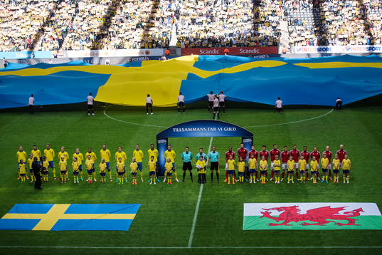 Sverige och Wales spelare står uppställda för nationalsångern