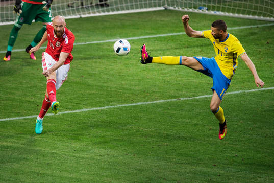 Wales James Collins och Sveriges Marcus Berg