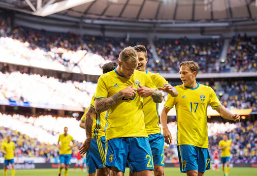 Sveriges John Guidetti jublar med lagkamrater